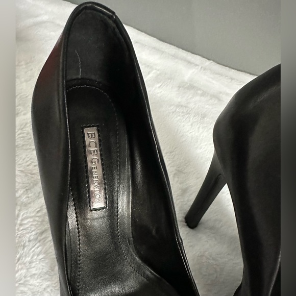 BCBGeneration Black Pointed Toe High Heels - Picture 3 of 3